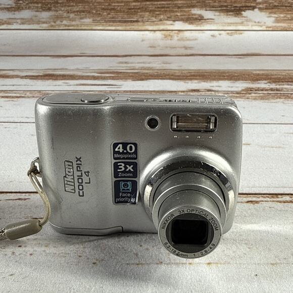 Nikon Coolpix L4 4.0MP Silver Digital Camera – Compact Zoom, Tested, OEM - Picture 1 of 5